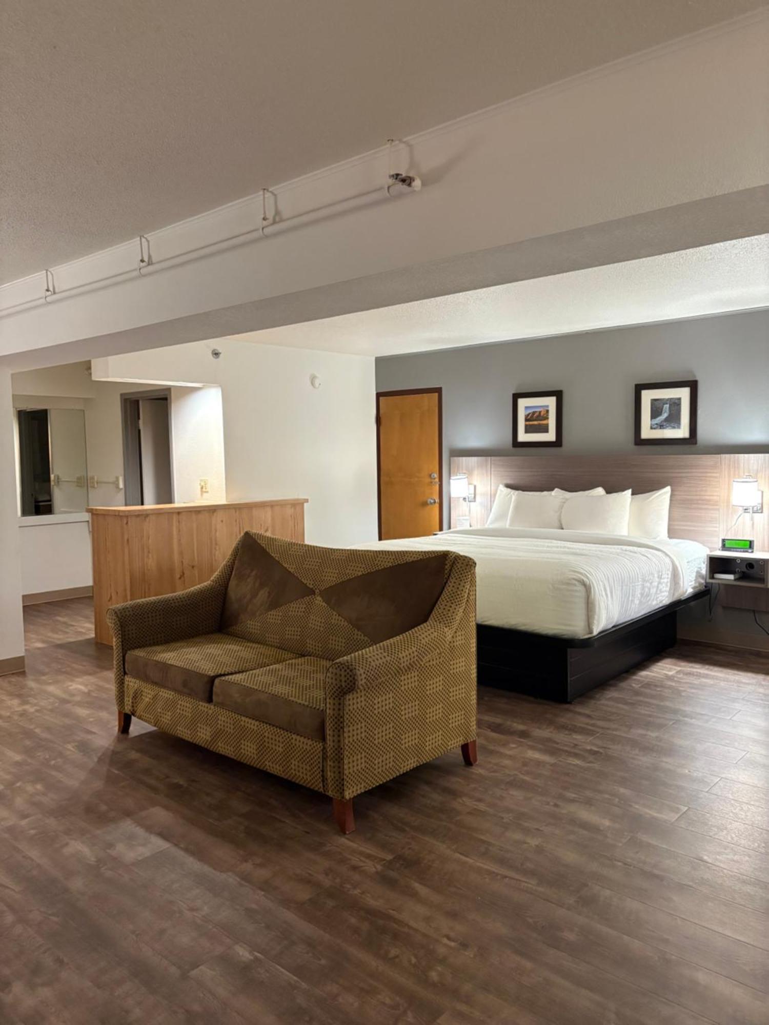 Clarion Inn & Suites And Convention Center Kearney Exterior foto